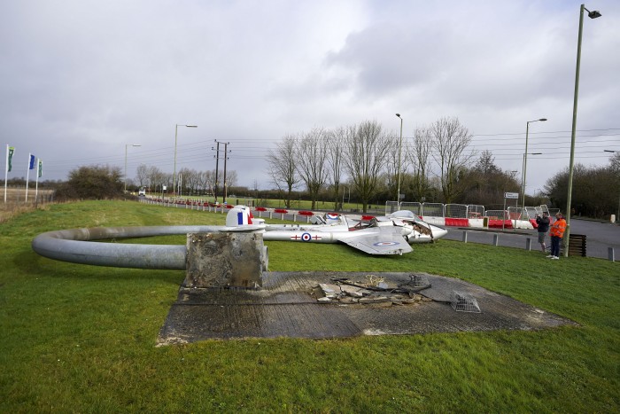 Tollpiheként dobálta a rekorder vihar a repülőket 1