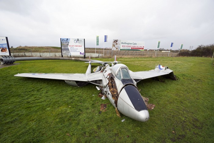 Tollpiheként dobálta a rekorder vihar a repülőket 2 | Vezess Tollpiheként dobálta a rekorder vihar a repülőket 2