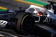 F1: Elkezdődött a teszt, pályán az új autók 76