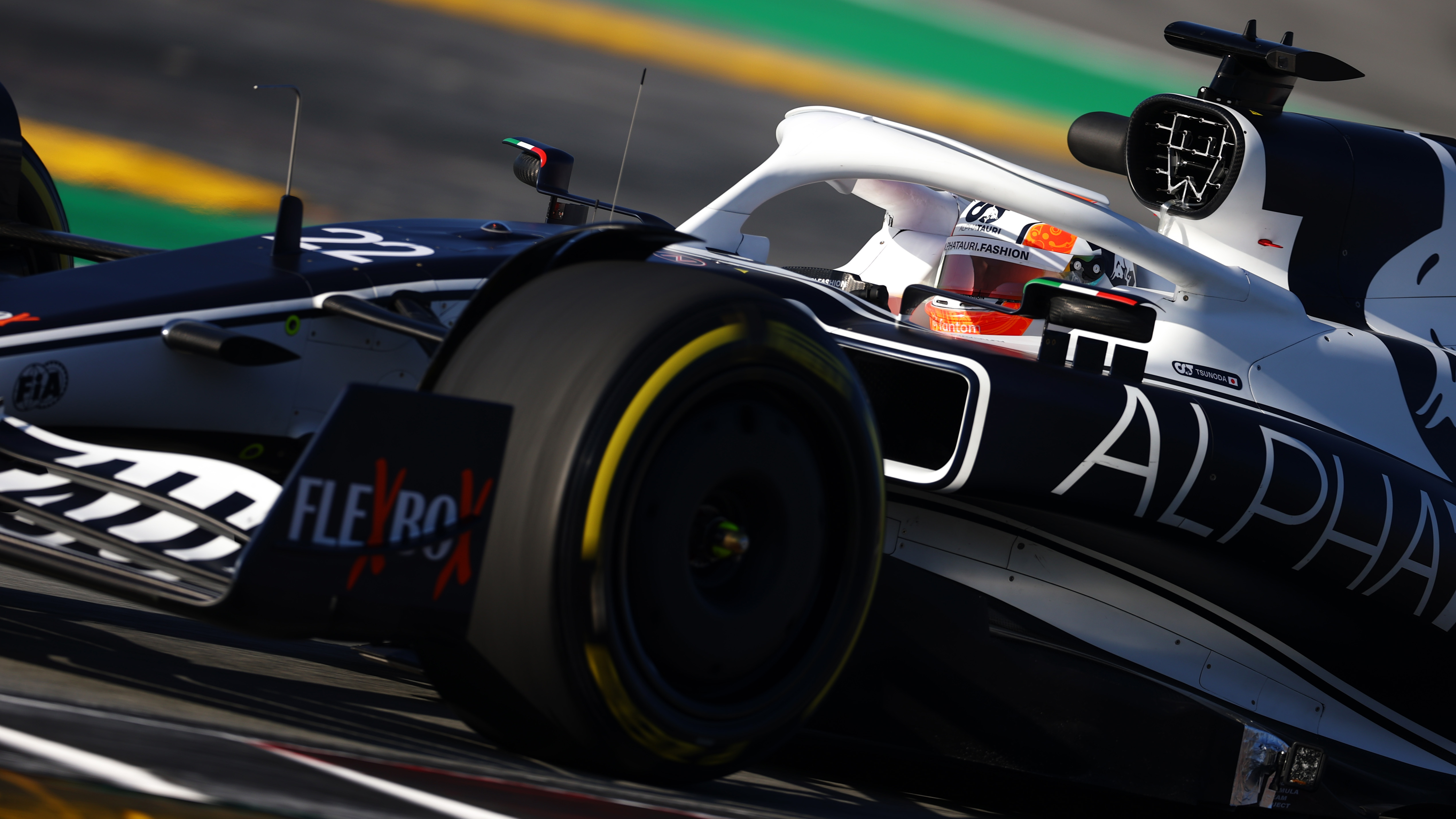 F1: Elkezdődött a teszt, pályán az új autók 30