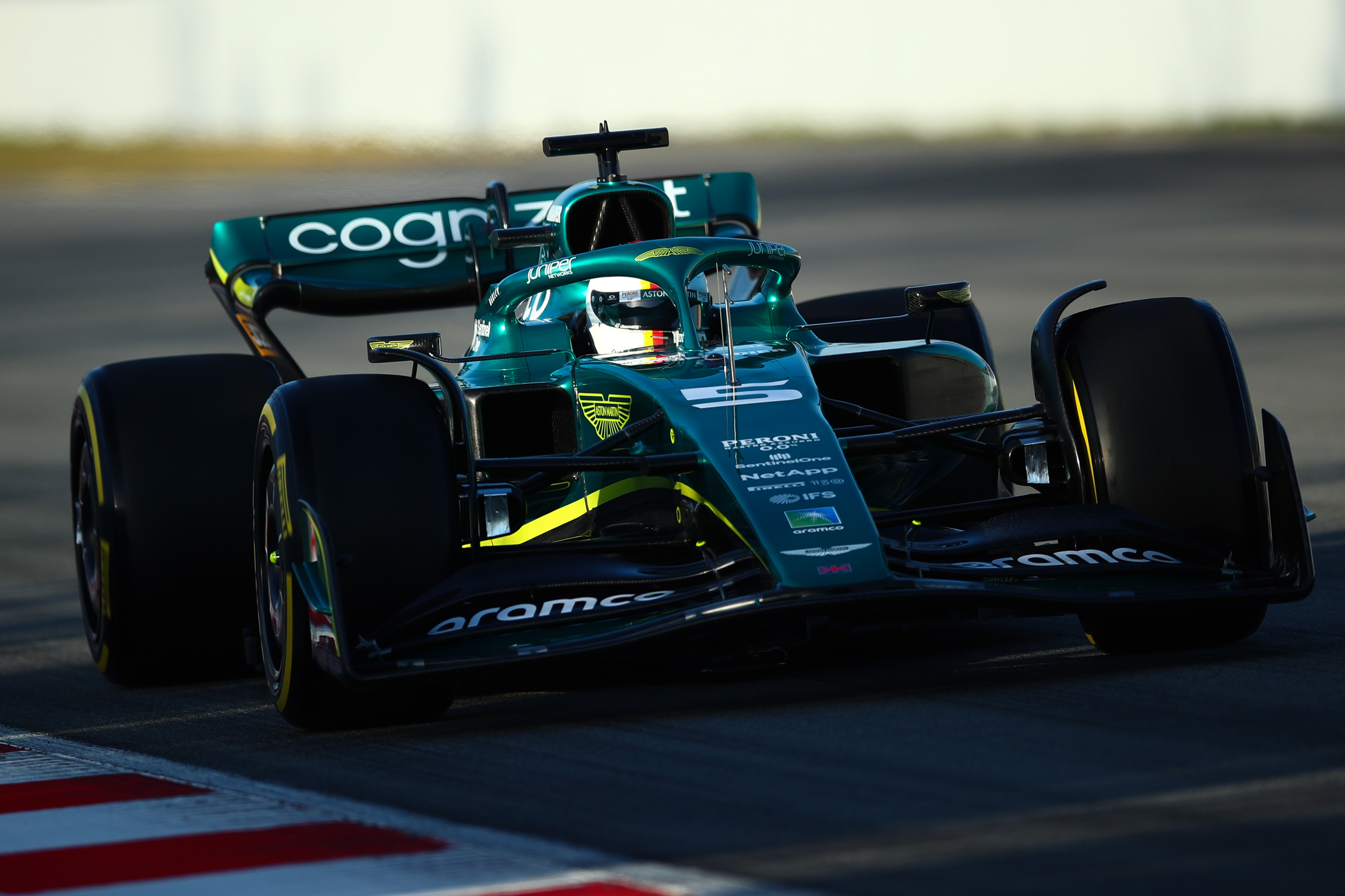 F1: Elkezdődött a teszt, pályán az új autók 35