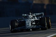 F1: Elkezdődött a teszt, pályán az új autók 86