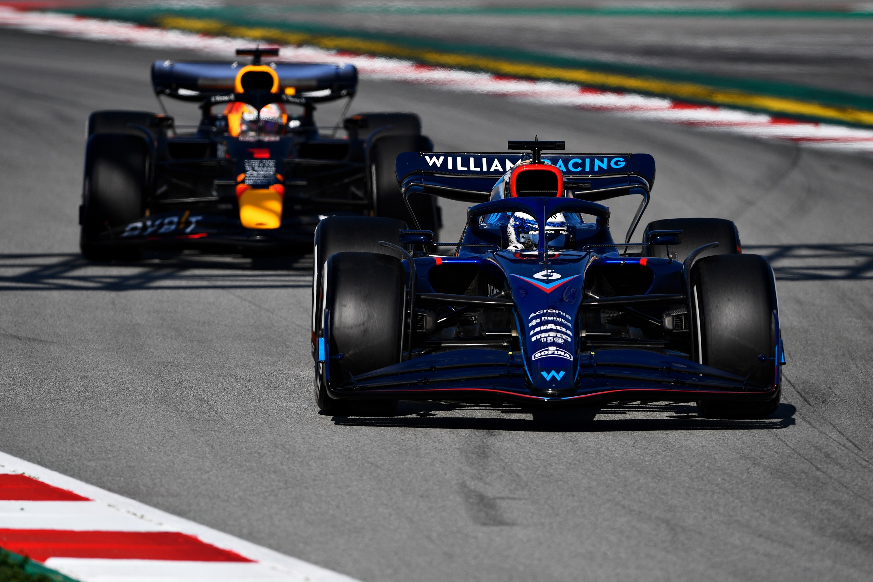 F1: Elkezdődött a teszt, pályán az új autók 46