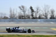 F1: Elkezdődött a teszt, pályán az új autók 78