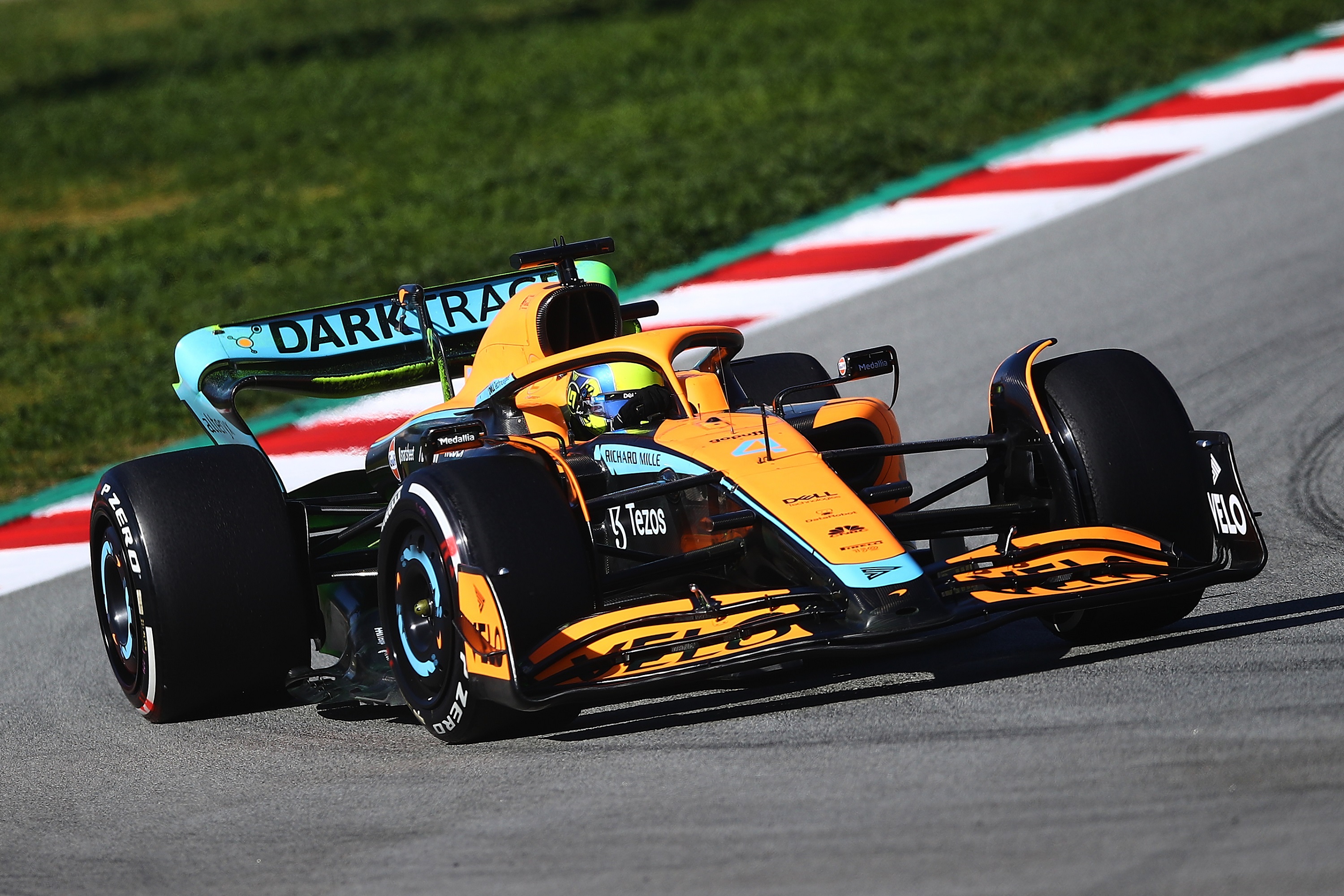 F1: Elkezdődött a teszt, pályán az új autók 50