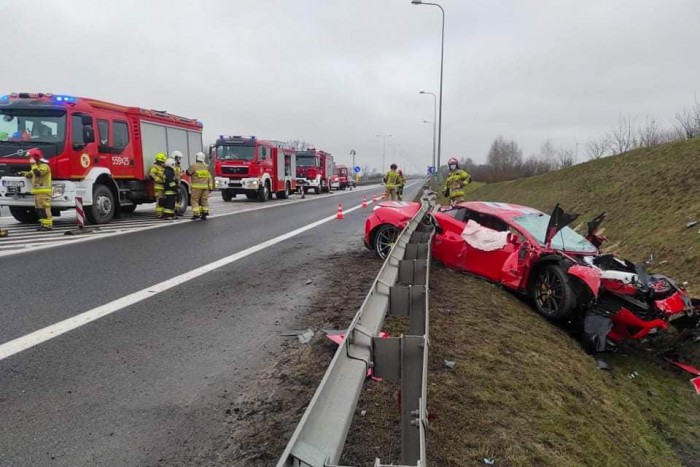 A szalagkorlát alá csúszva lett totálkáros egy limitált szériás Ferrari 3 A szalagkorlát alá csúszva lett totálkáros egy limitált szériás Ferrari 3