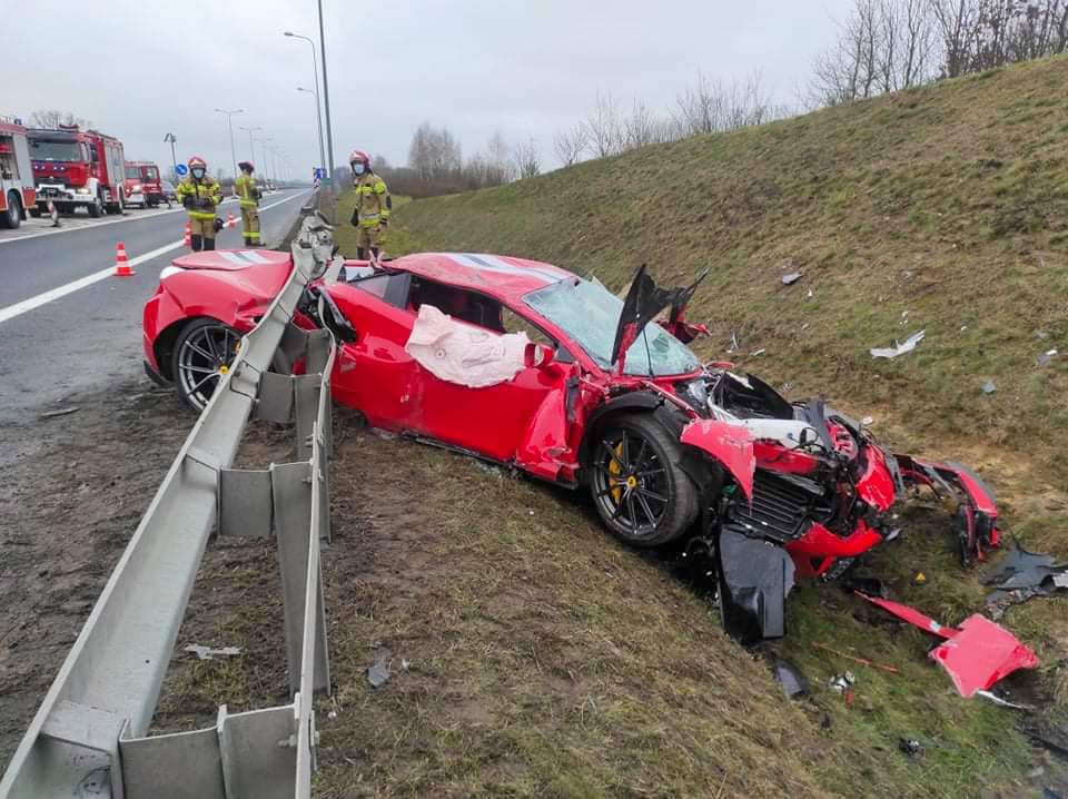 A szalagkorlát alá csúszva lett totálkáros egy limitált szériás Ferrari 1 A szalagkorlát alá csúszva lett totálkáros egy limitált szériás Ferrari 1