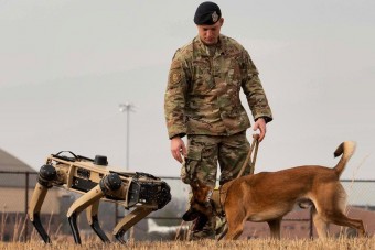 Egyre közelebb az éles bevetéshez a harci robotkutya
