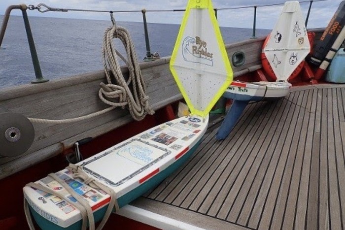 Több mint egy évig hánykolódott az óceánon ez a minihajó