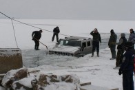 Őrült 80-as évek: Balaton jegébe szakadt a horgász Trabantja 2