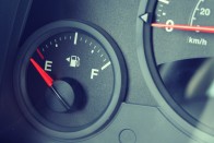 Üresnek tűnik a tank, de a sofőr mégsem aggódik, mert ez a Toyota tud egy trükköt 6