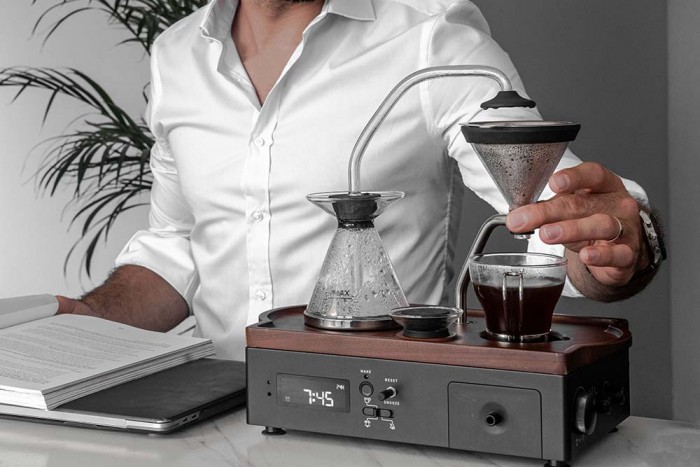 Frissen főzött kávéval ébreszt ez az óra