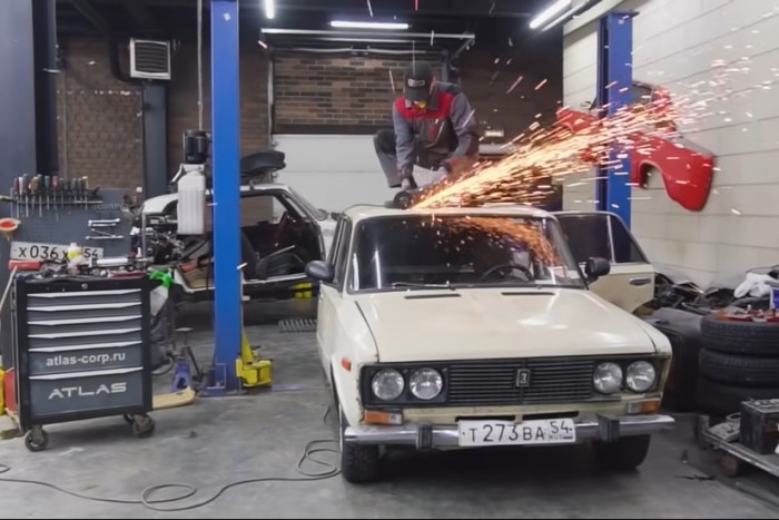 Akár egy konzervet, úgy nyitották fel a Lada tetejét – őrült lett az eredmény 1