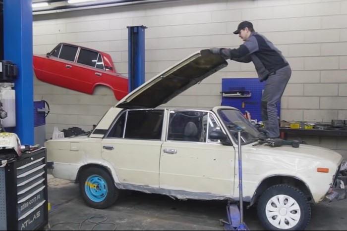 Akár egy konzervet, úgy nyitották fel a Lada tetejét – őrült lett az eredmény 2