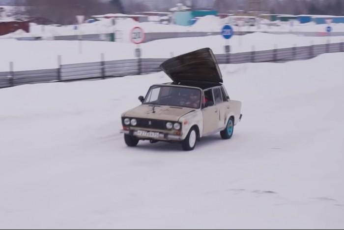 Akár egy konzervet, úgy nyitották fel a Lada tetejét – őrült lett az eredmény
