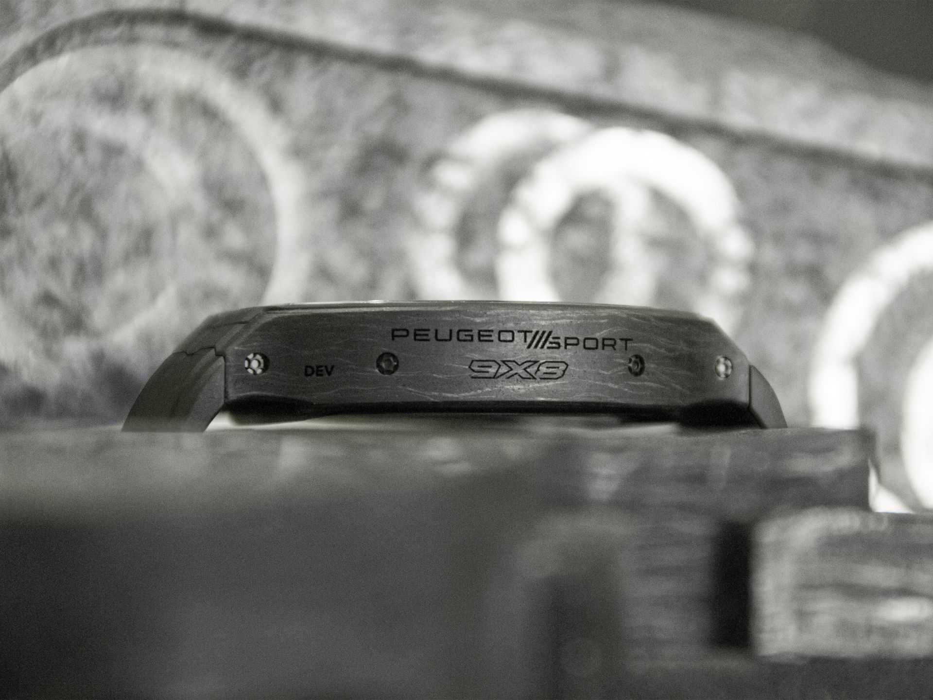 Versenyautó fékbetétjéből készült ez a svájci óra 3 | Vezess Versenyautó fékbetétjéből készült ez a svájci óra 3