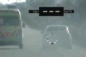 183 km/órával előzte a szirénázó mentőt Borsodban, jobbról