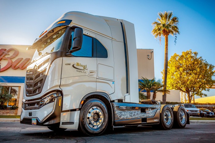 Egy ma még ritka nyergessel szállítják a söröket