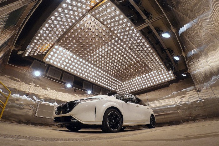 Minden új autót megszagol ez a férfi