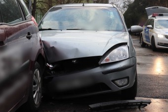 Szerelmi bánatában felöntött a garatra, parkoló autókba rongyolt