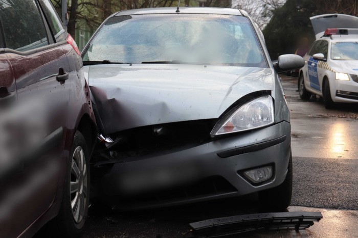 Szerelmi bánatában felöntött a garatra, parkoló autókba rongyolt