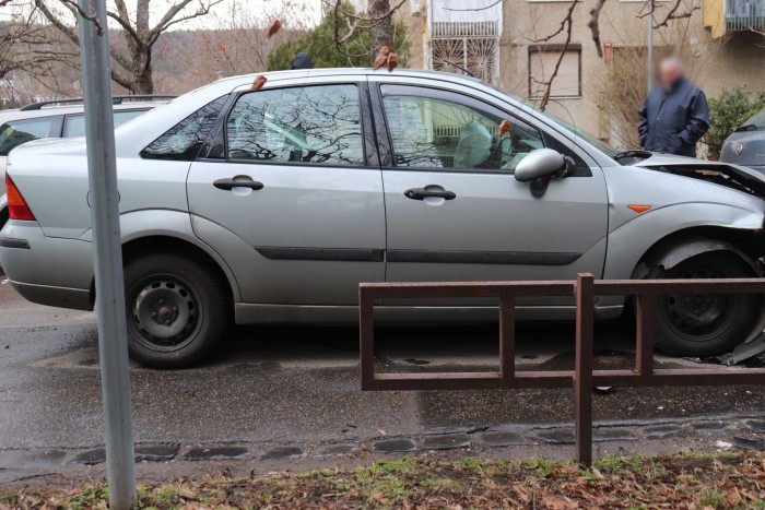 Szerelmi bánatában felöntött a garatra, parkoló autókba rongyolt 1