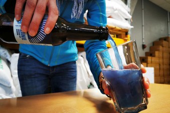 Kék sört dobtak piacra, érdekes, mitől lesz színes