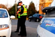 Nem bírnak egy autóssal a magyar rendőrök, hiába tiltják el a vezetéstől, mindig visszaül 1