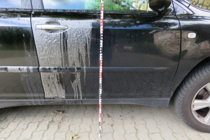 Savval öntötték le az autókat, a rendőrség pénzjutalmat kínál