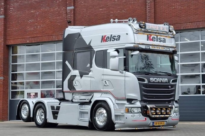 Kanapé is jár a sofőrnek ebben a nyerges vontatóban