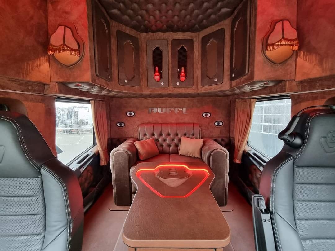 Kanapé is jár a sofőrnek ebben a nyerges vontatóban 1