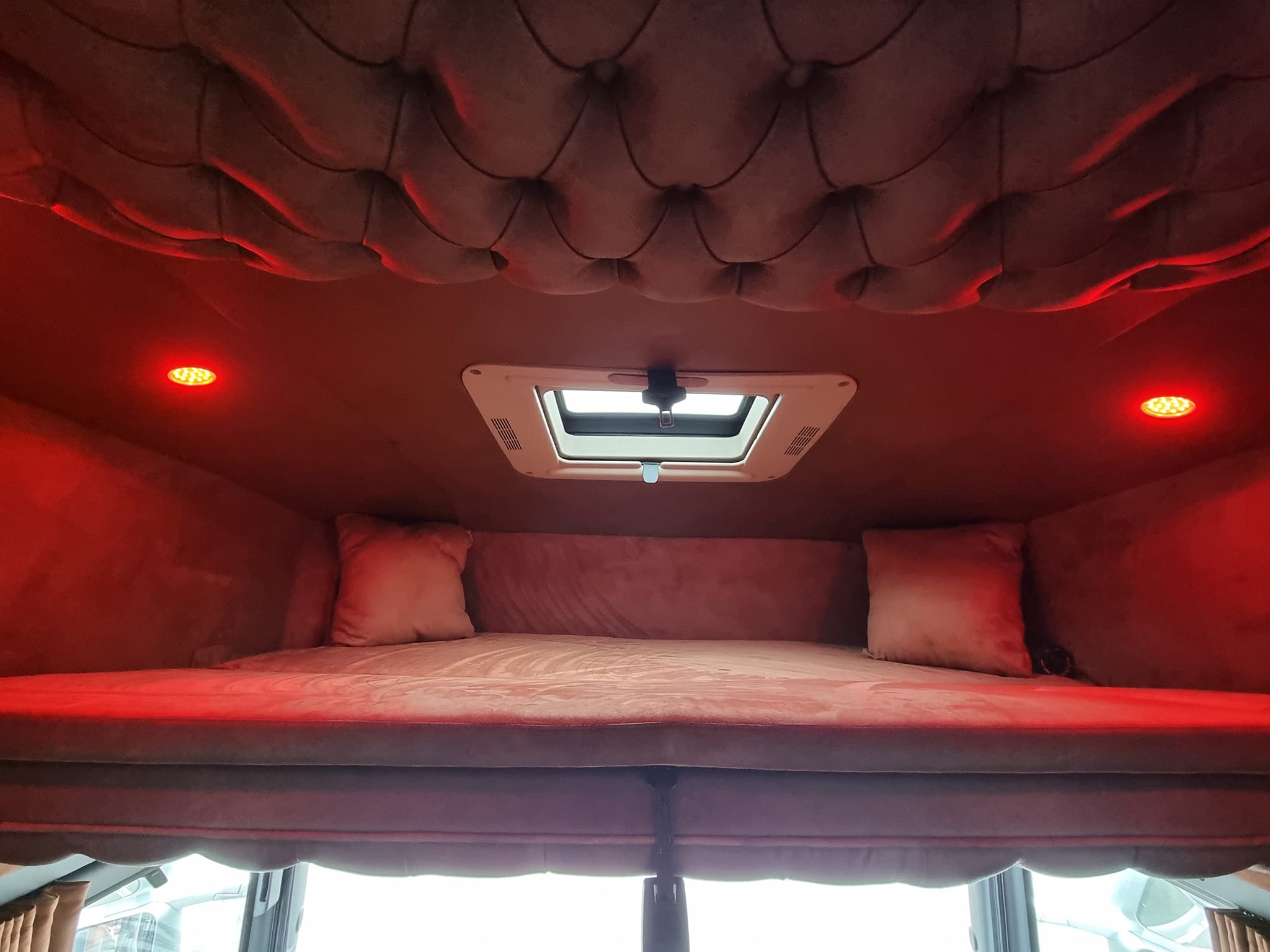 Kanapé is jár a sofőrnek ebben a nyerges vontatóban 2