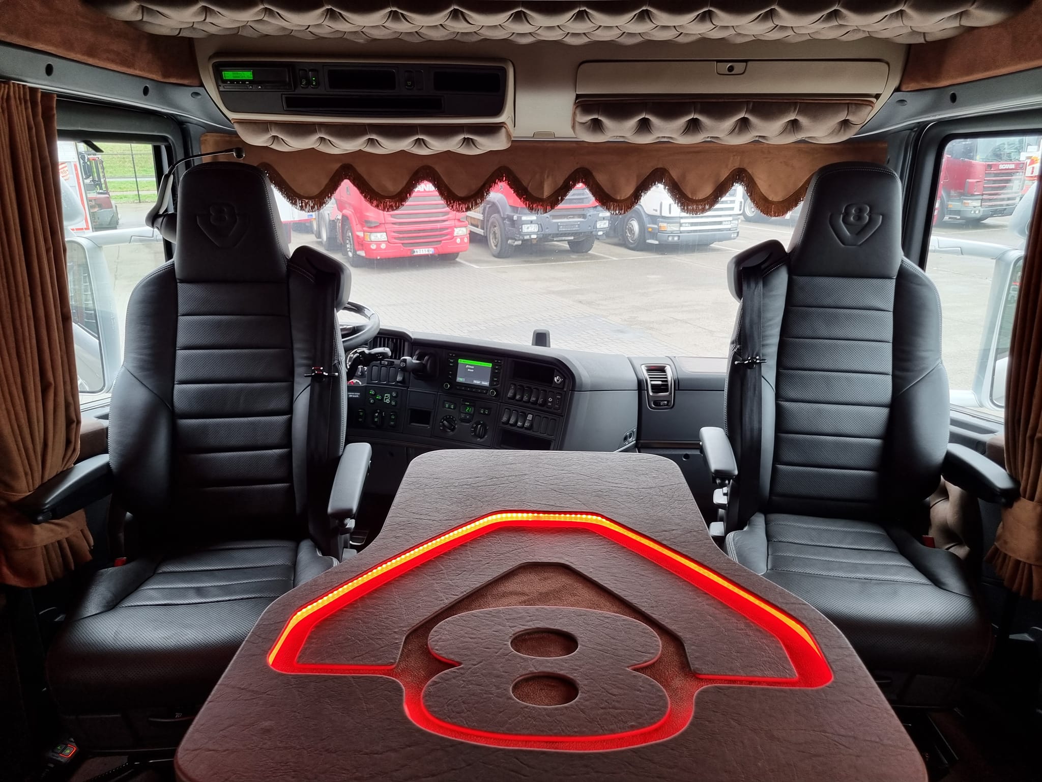 Kanapé is jár a sofőrnek ebben a nyerges vontatóban 3