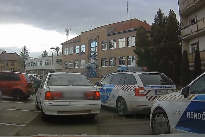 Autós üldözés volt Mohácson, a sétálóutcán is áthajtott a menekülő sofőr