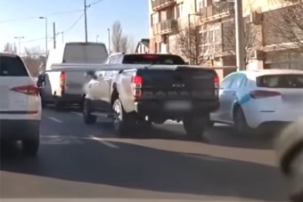 Eszelősen megpakolt autót videóztak Budapesten, a rendőrök azonnal léptek