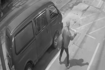 Videón, ahogy a semmiért betörték egy kisbusz ablakát Budapesten