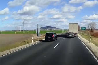 Vadul előzte a sort a 8-ason egy anyuka, telibe csapta a balra kanyarodó kisteherautót