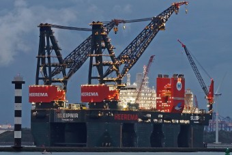 Akár 20 000 tonnával is elbír ez az óriási úszó daru