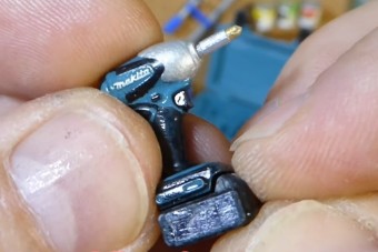 Működő miniatűr barkácsgépeket készít egy férfi