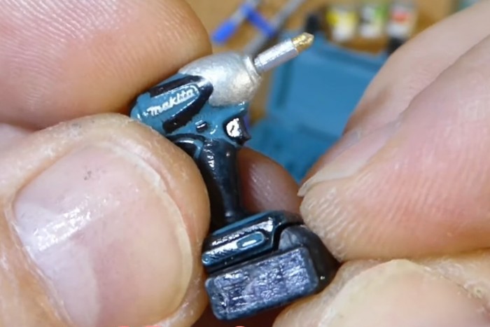 Működő miniatűr barkácsgépeket készít egy férfi