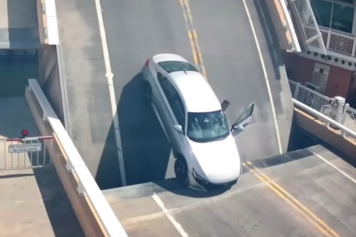 Kinyitották a hidat, miközben egy autó rajta volt