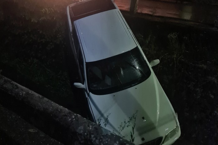 Rábeszélt egy 11 éves gyereket, hogy vezesse a kocsiját, azonnal az árokban kötöttek ki