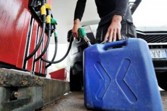 Utánfutóval hordják át a szlovákok az olcsóbb magyar benzint 