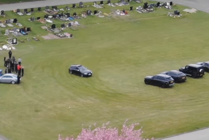 Nem bírt magával a temetésen, elvették a jogsiját