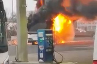 Benzinkút mellett gyulladt ki egy busz Budaörsön