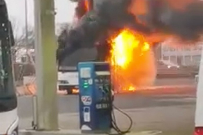 Benzinkút mellett gyulladt ki egy busz Budaörsön