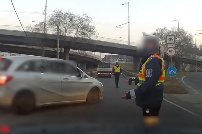 Így lépett meg egy mercis a rendőrök elől Budapesten 2 | Vezess Így lépett meg egy mercis a rendőrök elől Budapesten 2