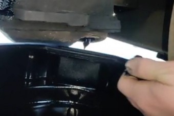 Így jön le az olaj, amit 100 ezer kilométer után cseréltek le