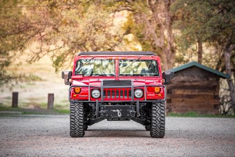 Valakinek megért 77 milliót a legendásan kemény amerikai katonai terepjáró