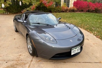 Megrohamozták a licitálók ezt a Teslát